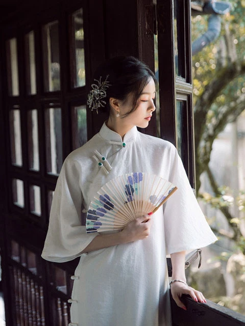 1920s Shanghai qipao with standing collar and side slit