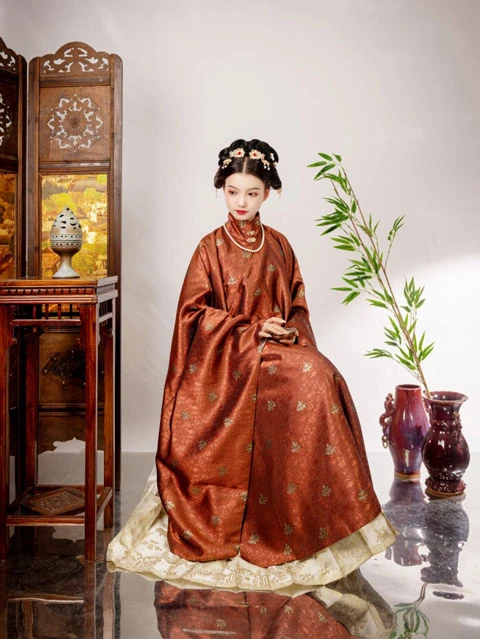 Ming Dynasty hanfu with mamianqun and short jacket