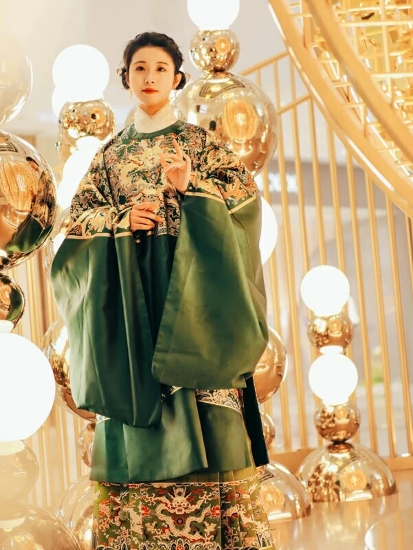 Taking Pictures of Ming Style Hanfu in the Forbidden City 240