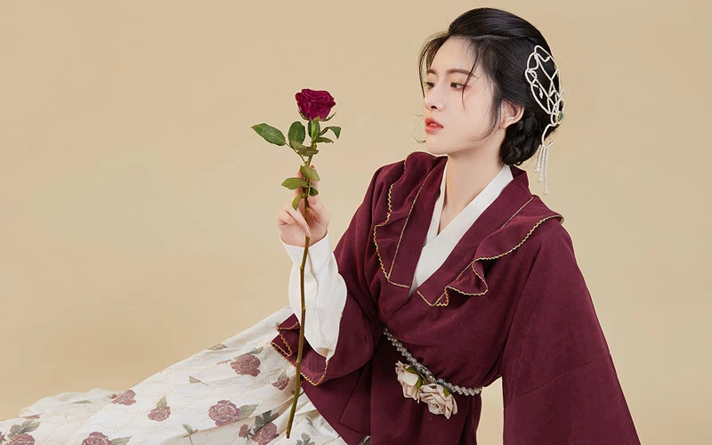 How to Bring Elements of Hanfu into Daily Wear