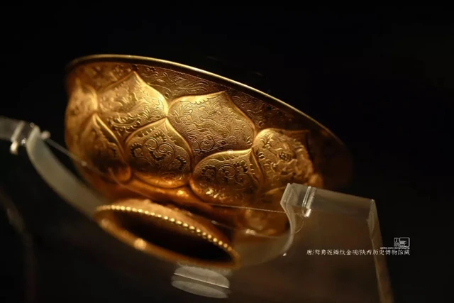 Museum Photographer - Recording the Millennium Beauty of Chinese Cultural Artifacts