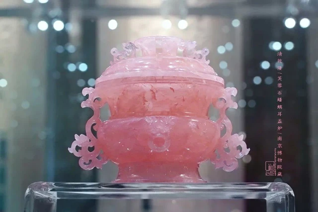 Museum Photographer - Recording the Millennium Beauty of Chinese Cultural Artifacts