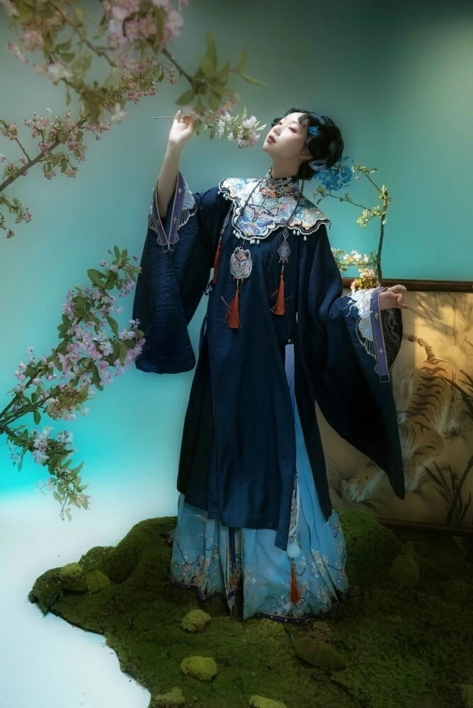 Taking Pictures of Ming Style Hanfu in the Forbidden City 364