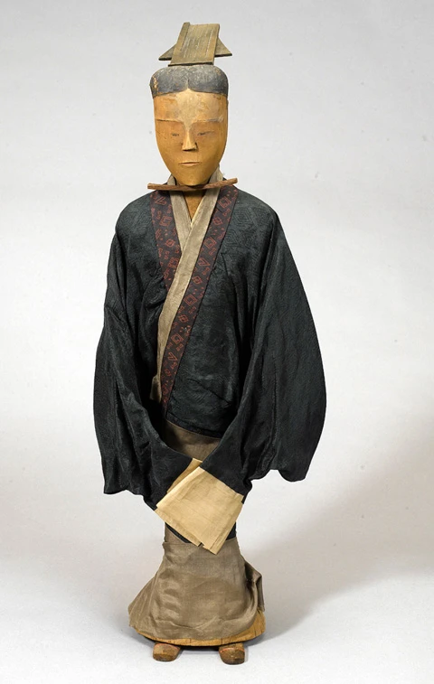 Fashion Trends of Antique Chinese Clothing Through the Dynasties