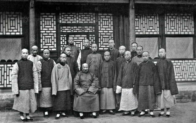 Fashion Trends of Antique Chinese Clothing Through the Dynasties