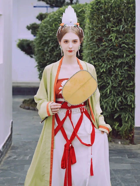 Can Foreigners Wear Hanfu? 3 Non-Chinese Ladies’ Experience Tells You the Answer