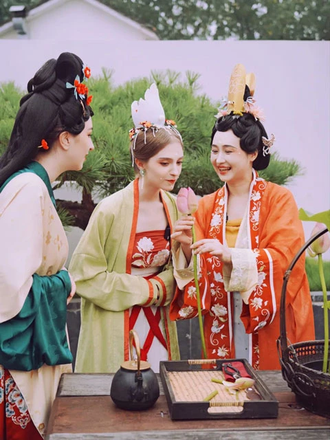 Can Foreigners Wear Hanfu? 3 Non-Chinese Ladies’ Experience Tells You the Answer