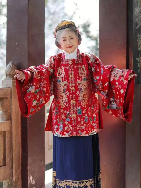 Traditional Hanfu Equally Suitable for Seniors 1
