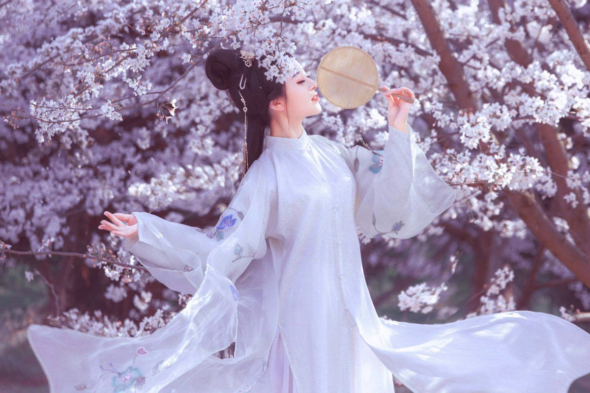 add brightness to life in a floral hanfu