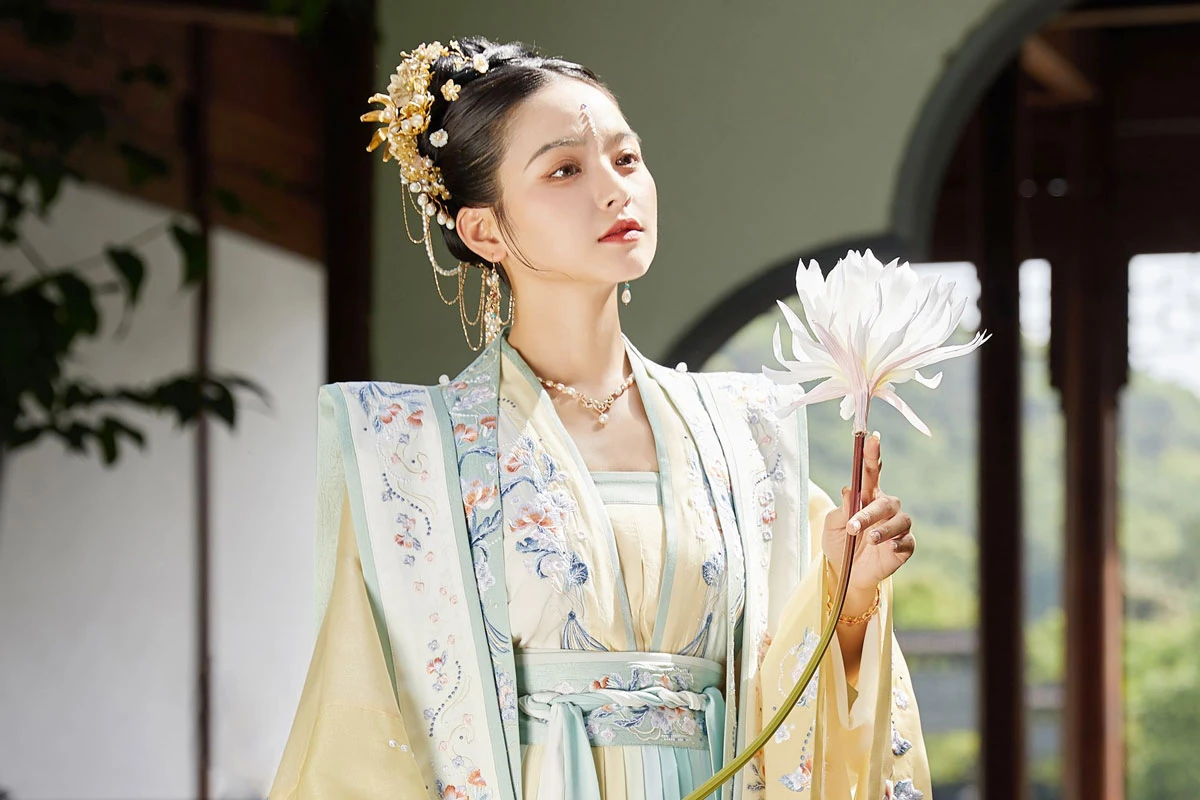 add brightness to life in a floral hanfu