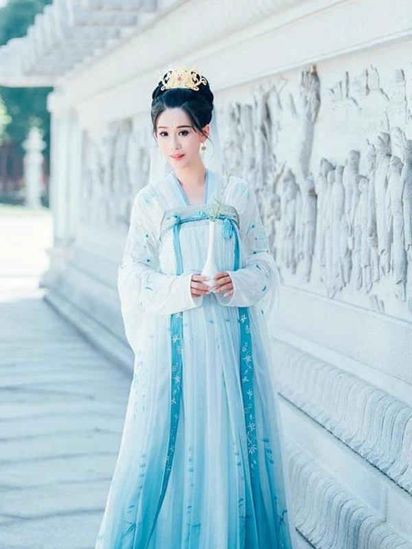 add brightness to life in a floral hanfu