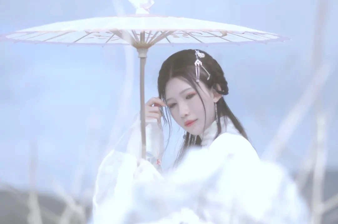 Hanfu Photography: A Solo Tour in Late Autumn