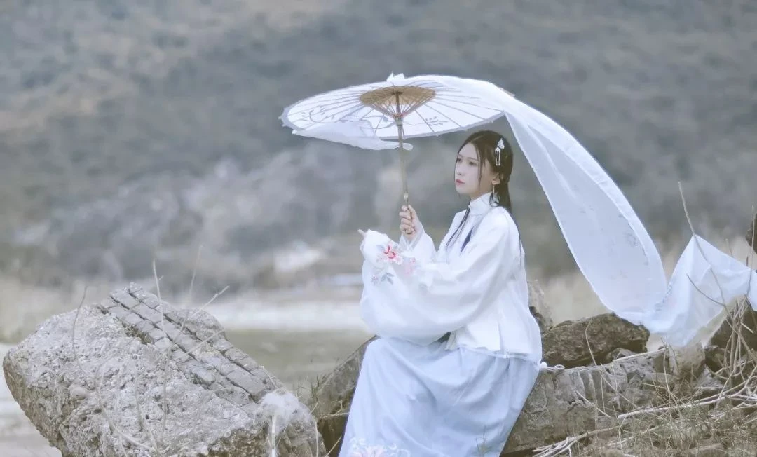 Hanfu Photography: A Solo Tour in Late Autumn