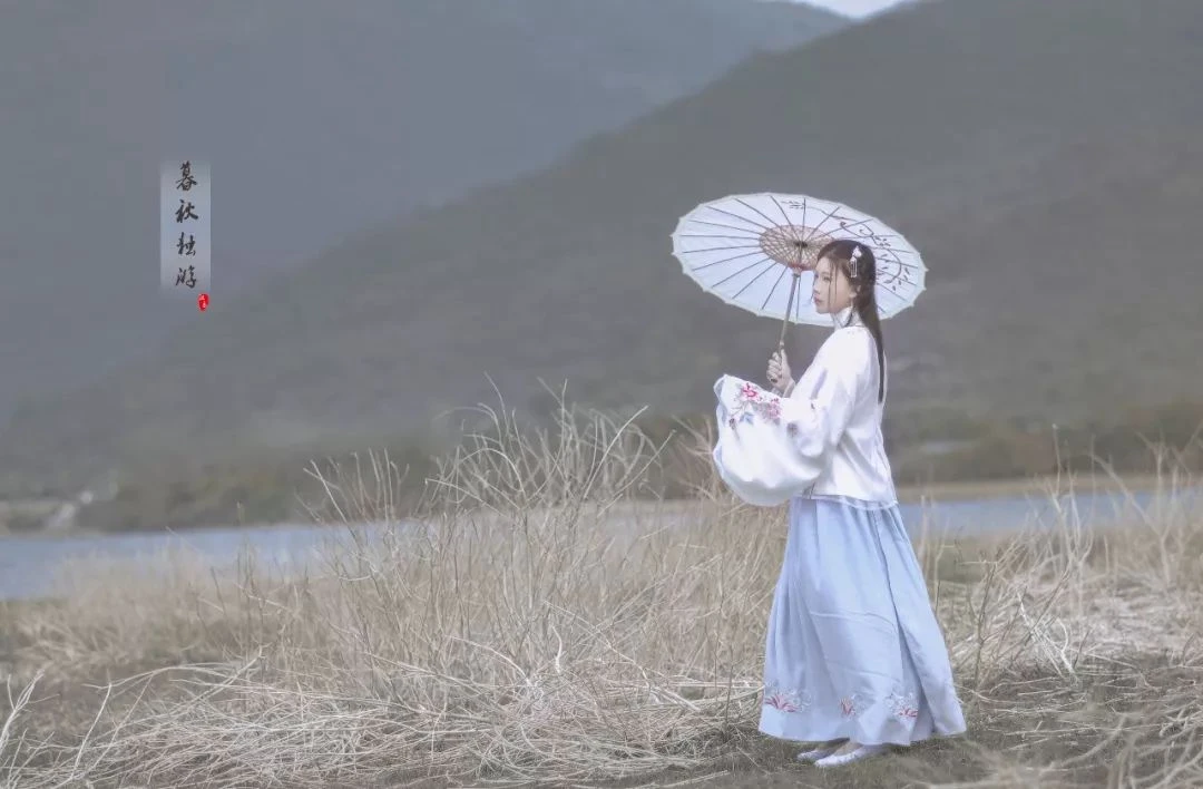 Hanfu Photography: A Solo Tour in Late Autumn