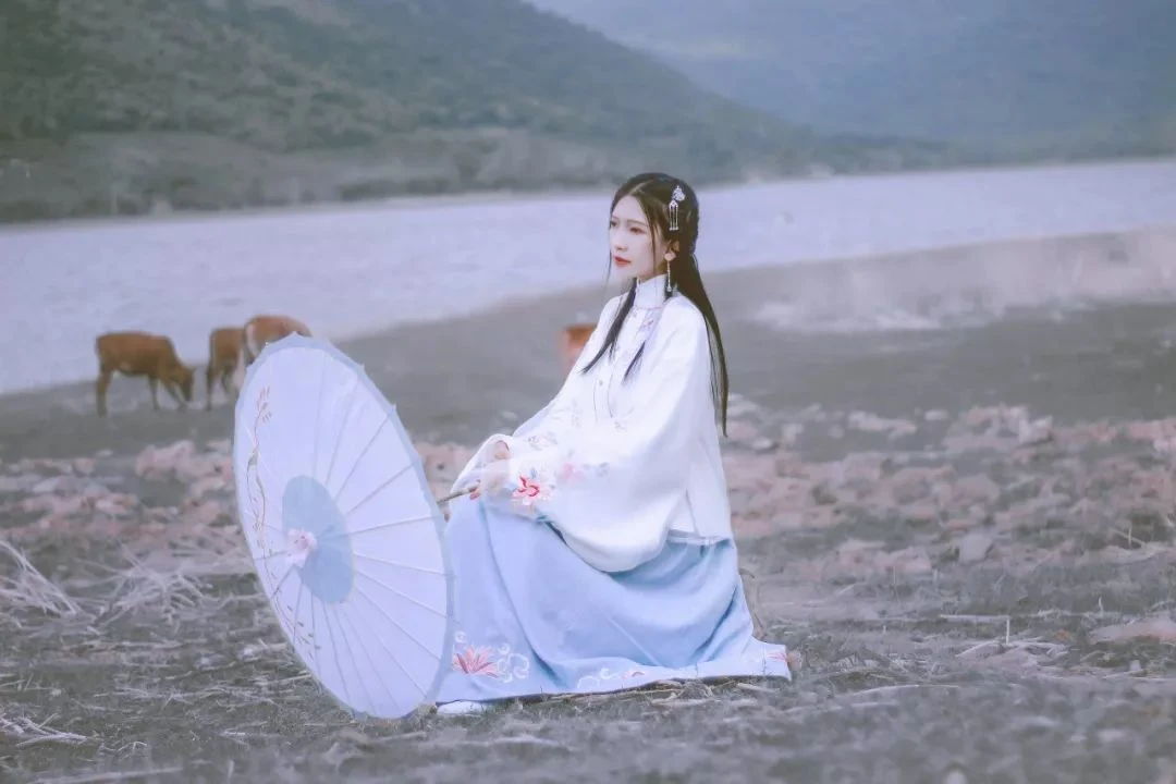 Hanfu Photography: A Solo Tour in Late Autumn