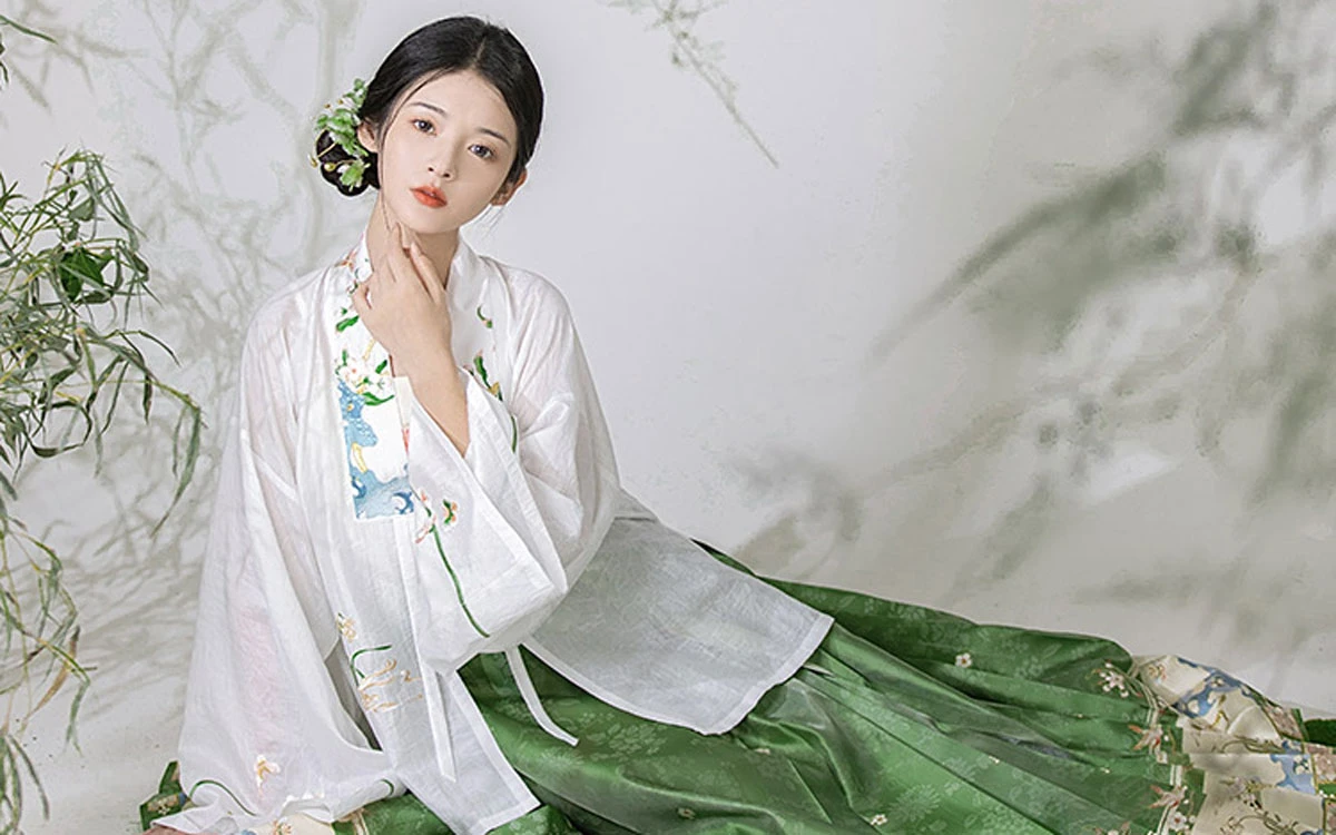 The Prototype and Development of Ming Dynasty Costume