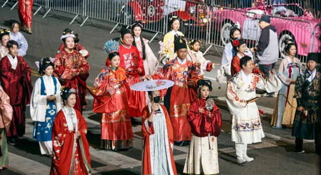 Chinese Hanfu in Hollywood Christmas Parade