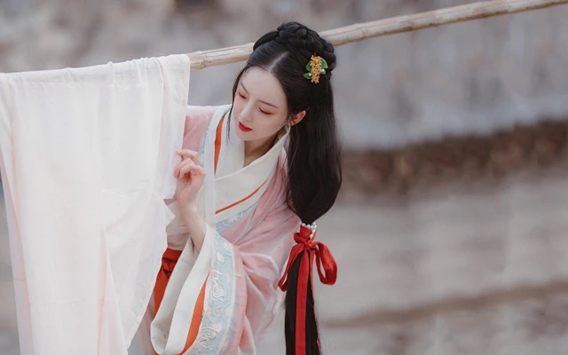 New Gestures of Hanfu Dissemination 7