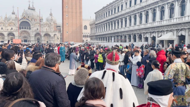 Traditional Hanfu Debuts at Venice Carnival