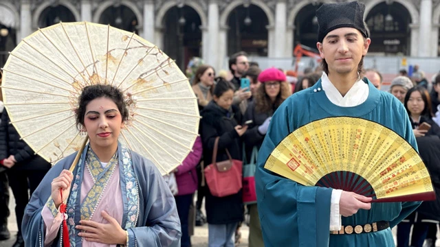 Traditional Hanfu Debuts at Venice Carnival