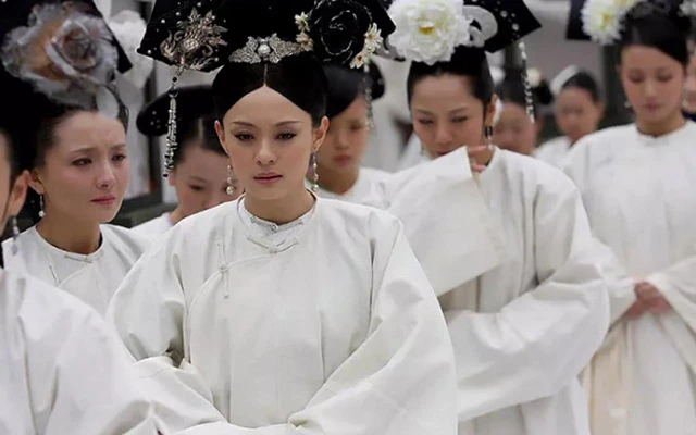 Exploring the Allegory of Chinese Color Theory in Traditional Dress