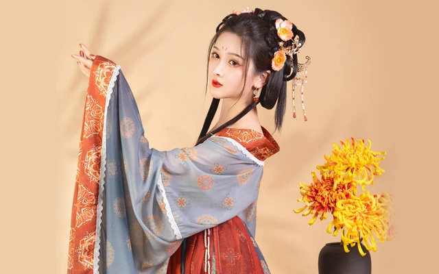 Exploring the Allegory of Chinese Color Theory in Traditional Dress