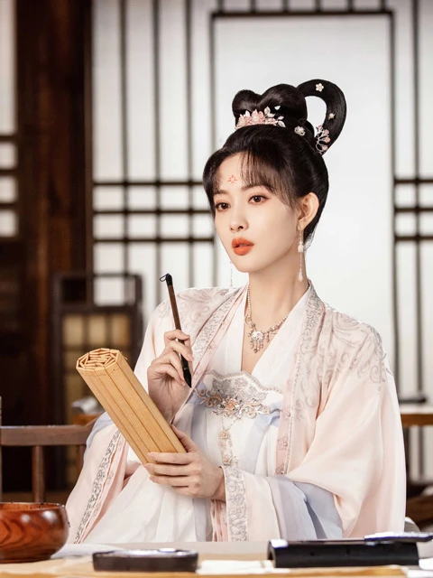 Unraveling the Intriguing Plot of Royal Rumours: A Must-Watch Romantic Costume Drama 6