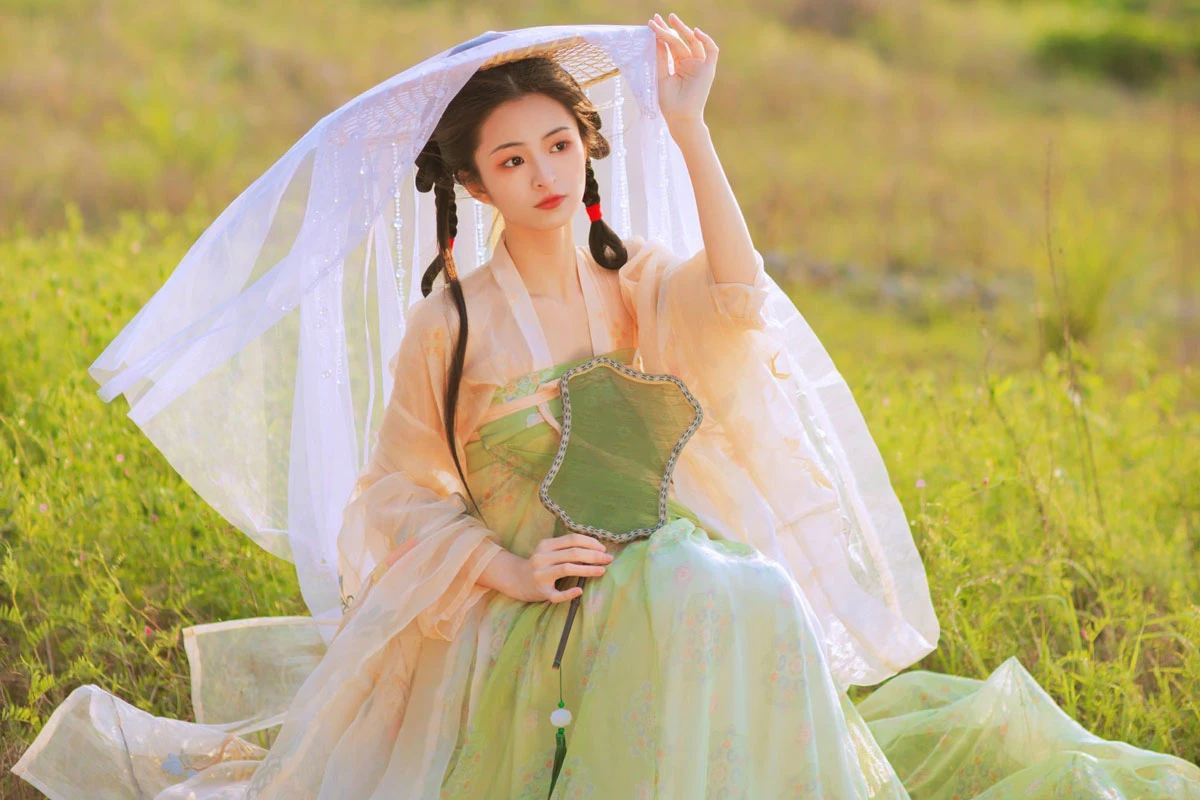 a simple guide to wearing beige hanfu
