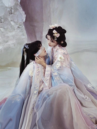Spring into Romance: Recommended Hanfu Styles for Couples