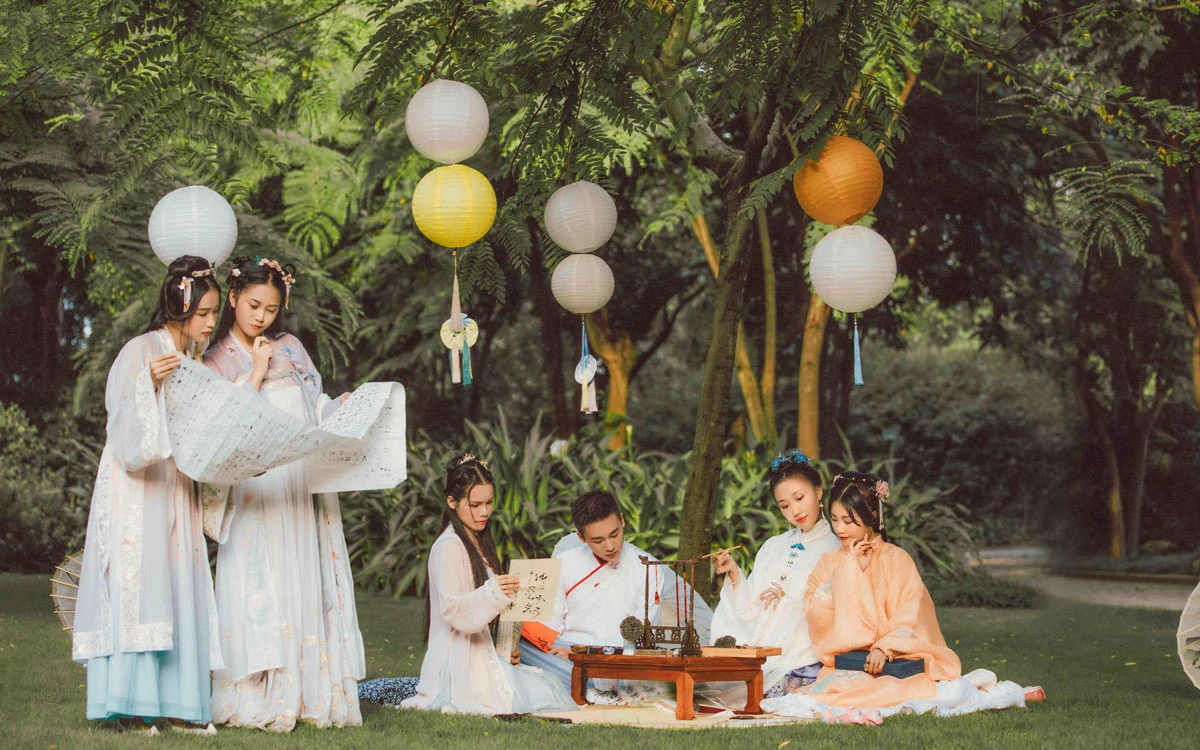Modern Hanfu Promotion: Discussion on Challenges and Controversies 74