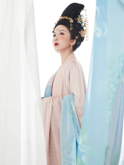 Modern Hanfu Promotion: Discussion on Challenges and Controversies