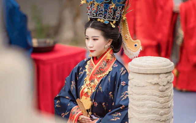 Modern Hanfu Promotion: Discussion on Challenges and Controversies