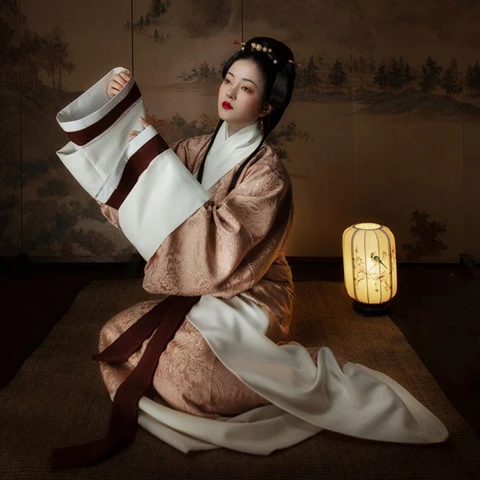 Modern Hanfu Promotion: Discussion on Challenges and Controversies