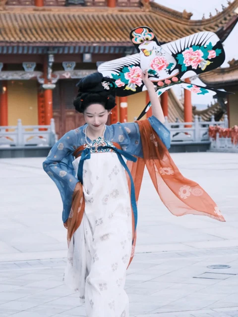 Modern Hanfu Promotion: Discussion on Challenges and Controversies