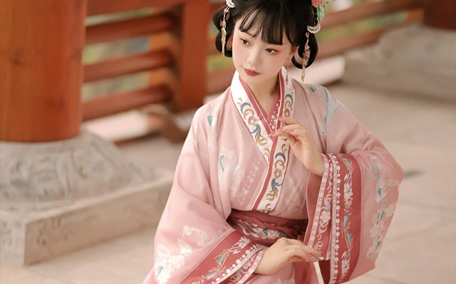 Motifs on the Lapel Edges of Traditional Chinese Hanfu Clothing 1