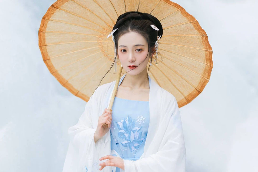 Decoding the Art of White-themed Hanfu