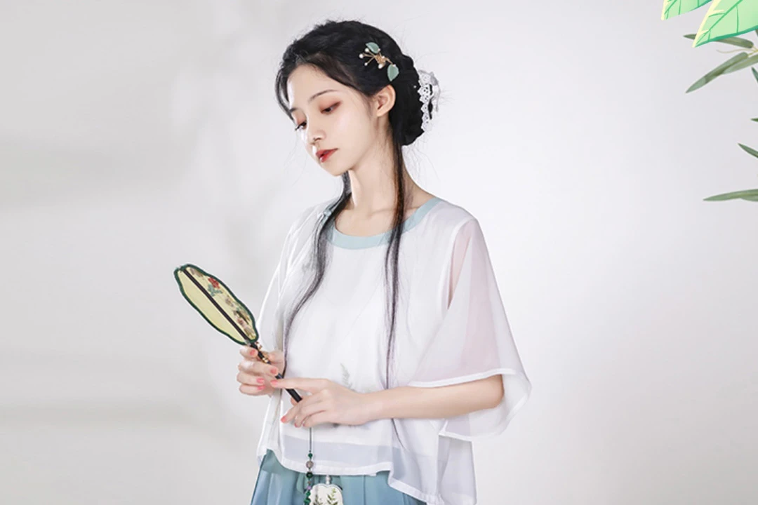 Beat the Heat in Stunning Summer Hanfu