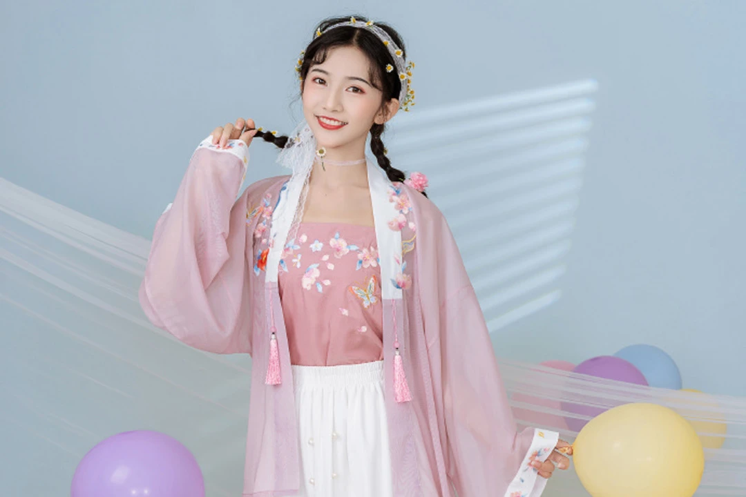 Beat the Heat in Stunning Summer Hanfu
