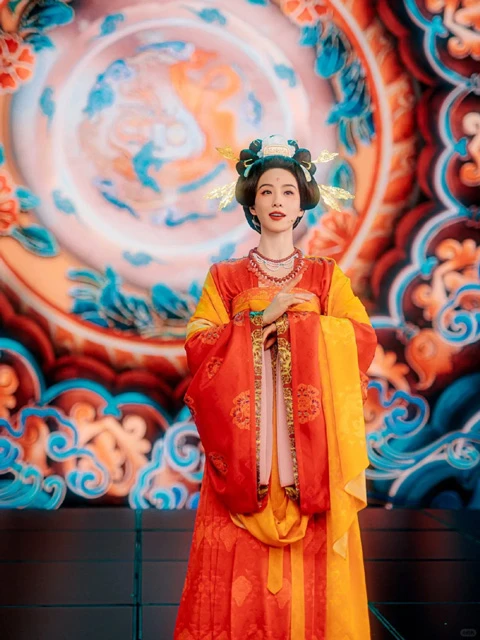 2024 Spring Festival Gala Highlight: Nian Jin - Traditional Hanfu and Ornate Designs