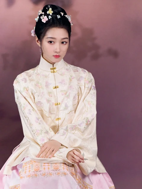 2024 Spring Festival Gala Highlight: Nian Jin - Traditional Hanfu and Ornate Designs