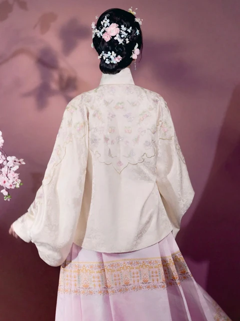2024 Spring Festival Gala Highlight: Nian Jin - Traditional Hanfu and Ornate Designs