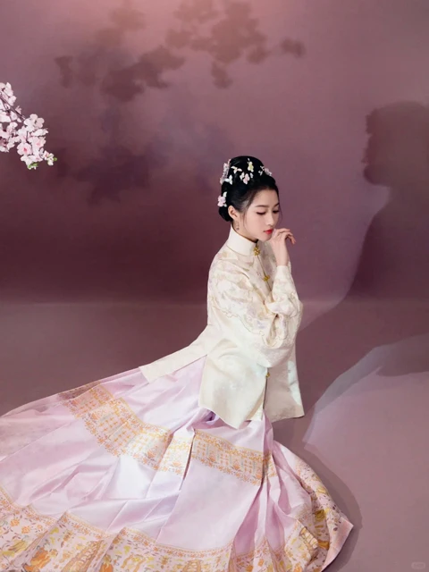 2024 Spring Festival Gala Highlight: Nian Jin - Traditional Hanfu and Ornate Designs