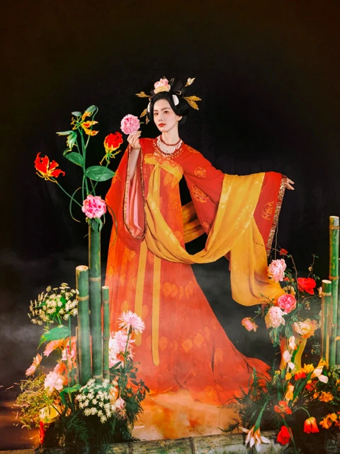 2024 Spring Festival Gala Highlight: Nian Jin - Traditional Hanfu and Ornate Designs
