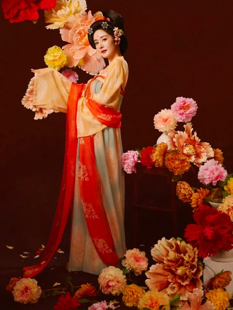 Yang Mi's Stunning Hanfu Style at the 2024 Henan Spring Festival Gala