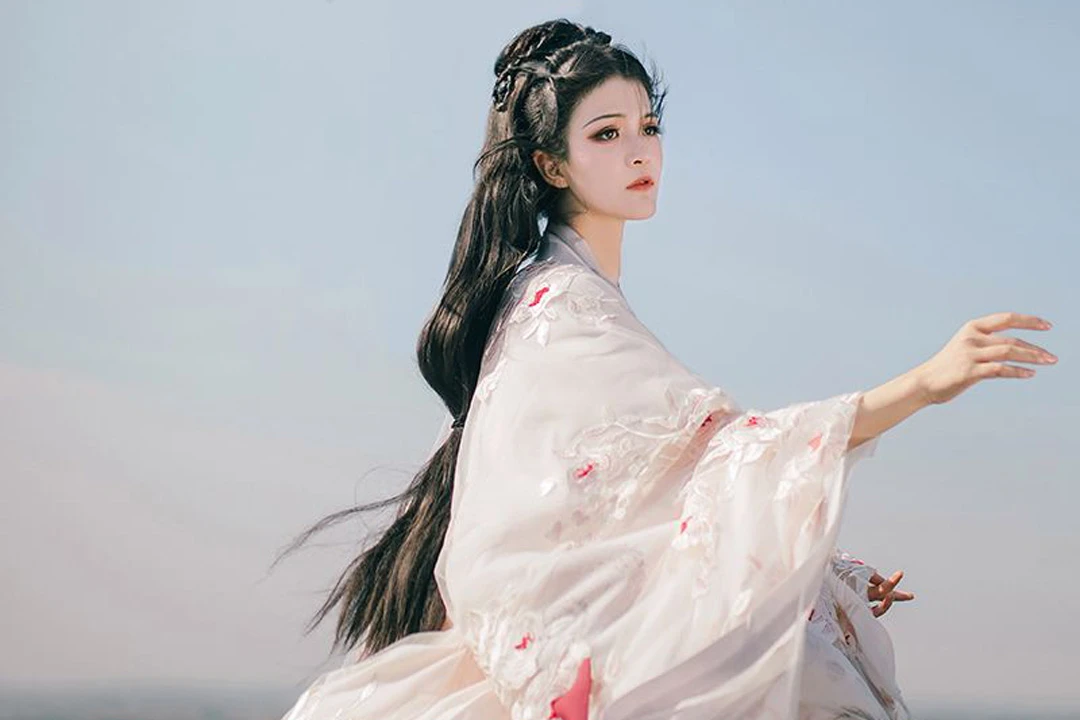 Gracefully Gliding in A Beautiful Dance Hanfu