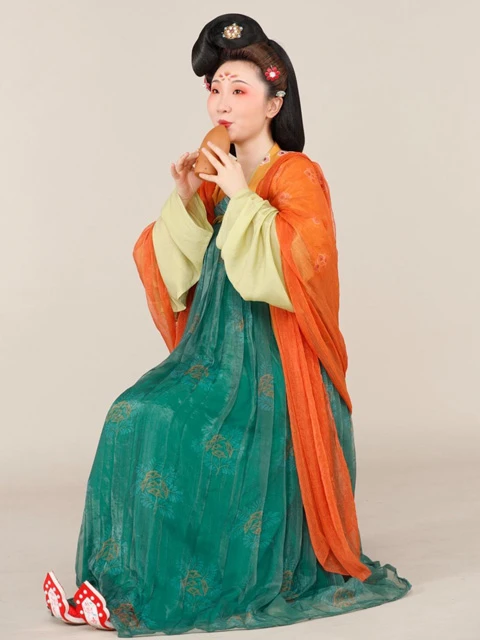 Featuring 9 Classic Chinese Instruments in Hanfu Photo Shoots
