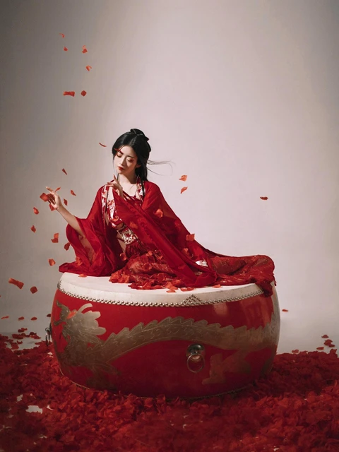 Featuring 9 Classic Chinese Instruments in Hanfu Photo Shoots