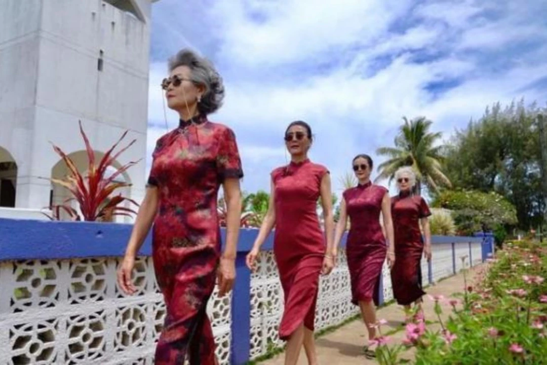 Subway Cheongsam Grandmas: Time Never Defeats Beauties