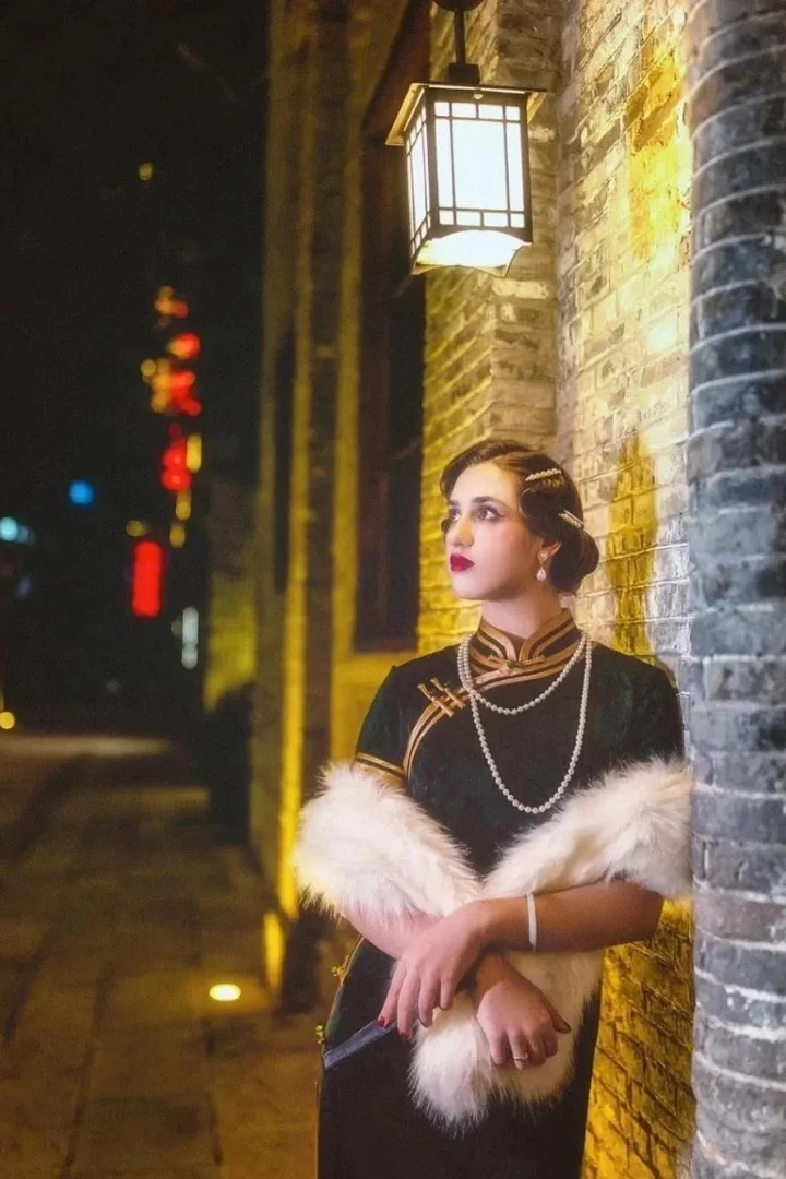 The Evolution Process of Modern Chinese Cheongsam