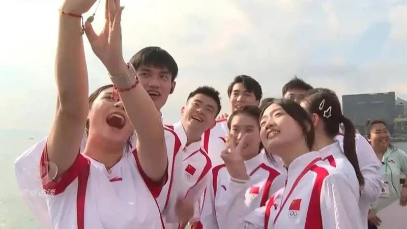 Mainland Olympic Athletes' Heartwarming Visit to Hong Kong